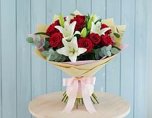 Букет цветов из:  Лилии и Розы в Комсомольском Республика Крым