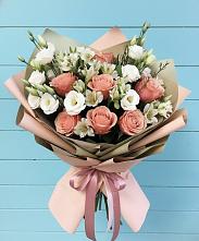 Букет цветов из:  Розы, Альстромерии и Лизиантусы в Комсомольском Республика Крым