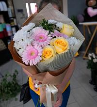 Букет цветов из:  Герберы, Розы и Хризантемы в Комсомольском Республика Крым