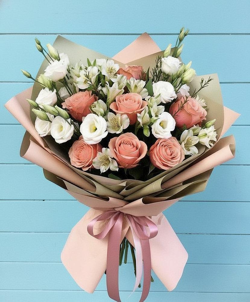 Букет цветов из: Розы, Альстромерии и Лизиантусы в Комсомольском Республика Крым