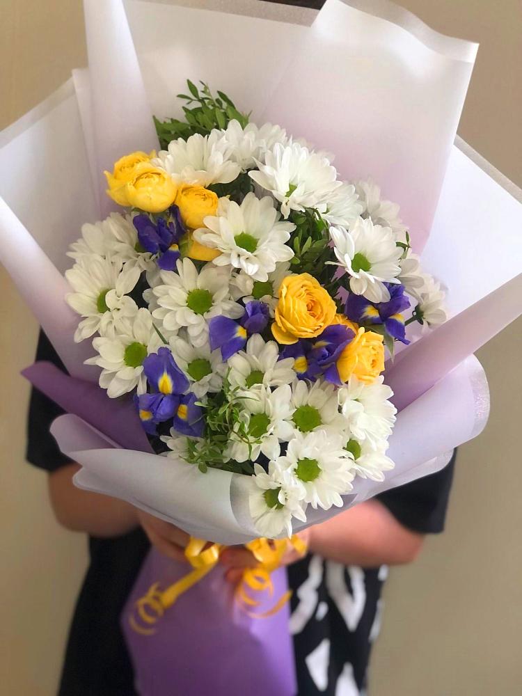 Букет цветов из: Ирисы, Хризантемы и Розы в Комсомольском Республика Крым