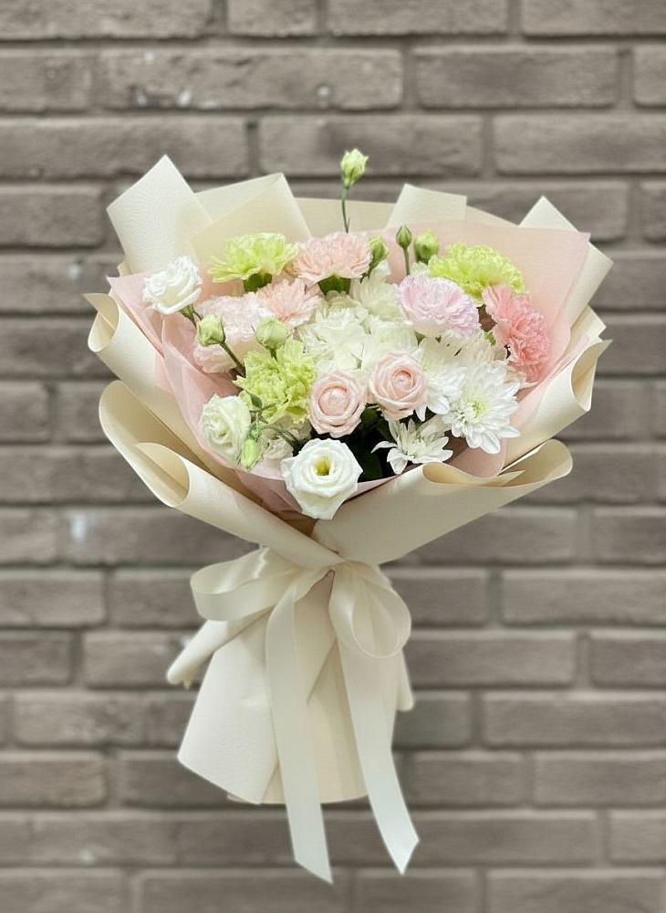 Букет цветов из: Гвоздики, Розы, Лизиантусы и Хризантемы в Комсомольском Республика Крым