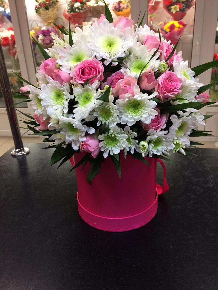 Цветочная композиция из Розы и Хризантемы в шляпной коробке в Комсомольском Республика Крым