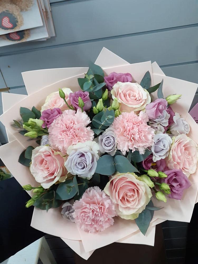 Букет цветов из: Розы, Гвоздики и Лизиантусы в Комсомольском Республика Крым