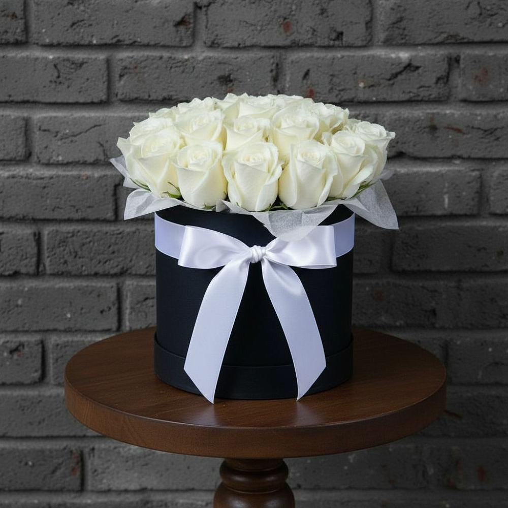 Цветочная композиция из Розы в шляпной коробке в Комсомольском Республика Крым