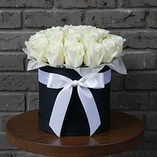 Цветочная композиция из Розы в шляпной коробке в Комсомольском Республика Крым